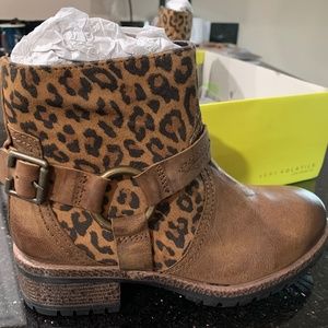 Adorable!!  Very Volatile Barranca Boots, Leopard Print Shaft,  New In Box!